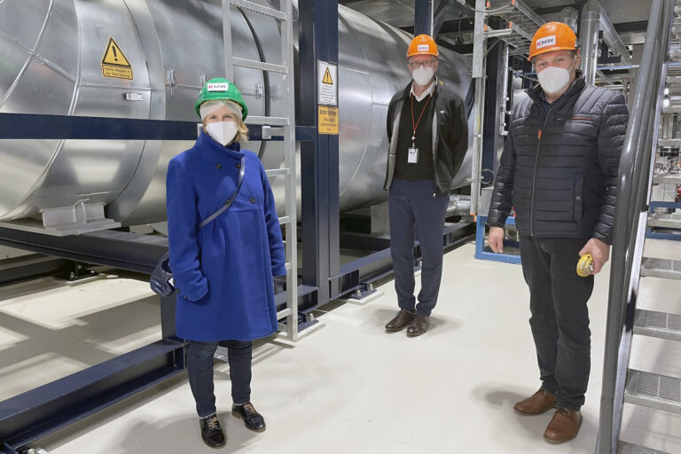 Katrin Eder Oliver Malerius Thomas Schipper im Blockheizkraftwerk