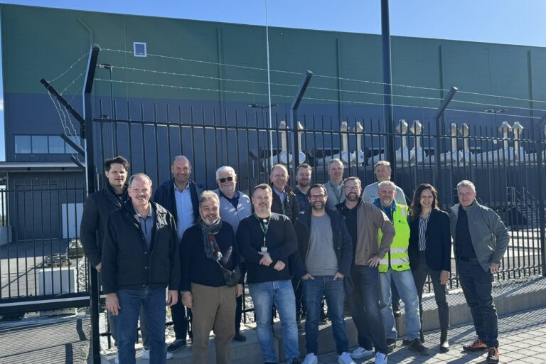 Vertreter des Joint Ventures Green Mountain KMW Data Center GmbH und GP Con bei einem gemeinsamen Besuch eines der Rechenzentren von Green Mountain in Oslo, Norwegen
