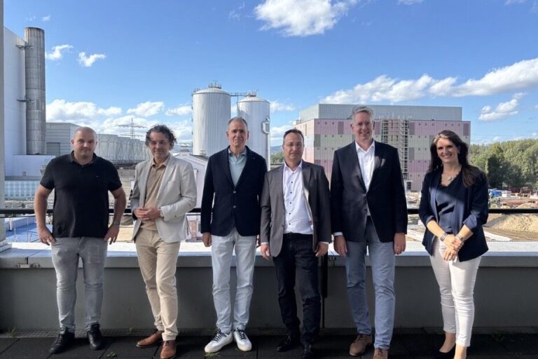 Sascha Beißmann (KMW, Projektleiter), Christian Trabucco (INNIO Jenbacher, Director Commercial Proposal & Distributor Management), Joachim Maier (INNIO Jenbacher/ Geschäftsführender Teilhaber bei Energas BHKW GmbH), Stephan Krome (KMW, Vorstand), Oliver Malerius (KMW, Vorstand); Daniela Liso-Schütz (KMW, Leitung Einkauf)