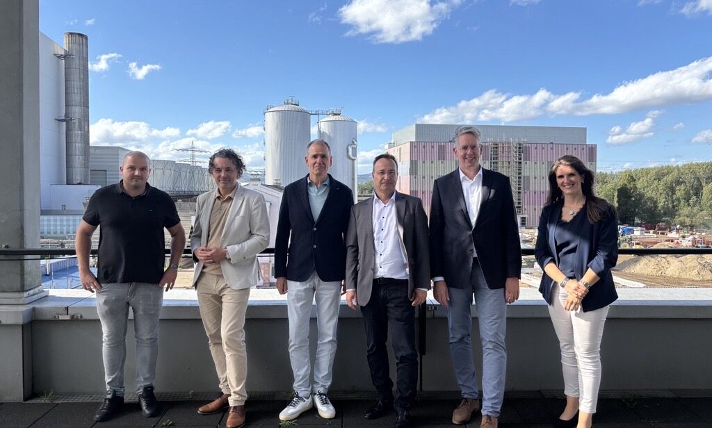 Zu sehen im Bild von Links nach rechts: Sascha Beißmann (KMW, Projektleiter), Christian Trabucco (INNIO Jenbacher, Director Commercial Proposal & Distributor Management), Joachim Maier (INNIO Jenbacher/ Geschäftsführender Teilhaber bei Energas BHKW GmbH), Stephan Krome (KMW, Vorstand), Oliver Malerius (KMW, Vorstand); Daniela Liso-Schütz (KMW, Leitung Einkauf) Sascha Beißmann (KMW, Projektleiter), Christian Trabucco (INNIO Jenbacher, Director Commercial Proposal & Distributor Management), Joachim Maier (INNIO Jenbacher/ Geschäftsführender Teilhaber bei Energas BHKW GmbH), Stephan Krome (KMW, Vorstand), Oliver Malerius (KMW, Vorstand); Daniela Liso-Schütz (KMW, Leitung Einkauf)